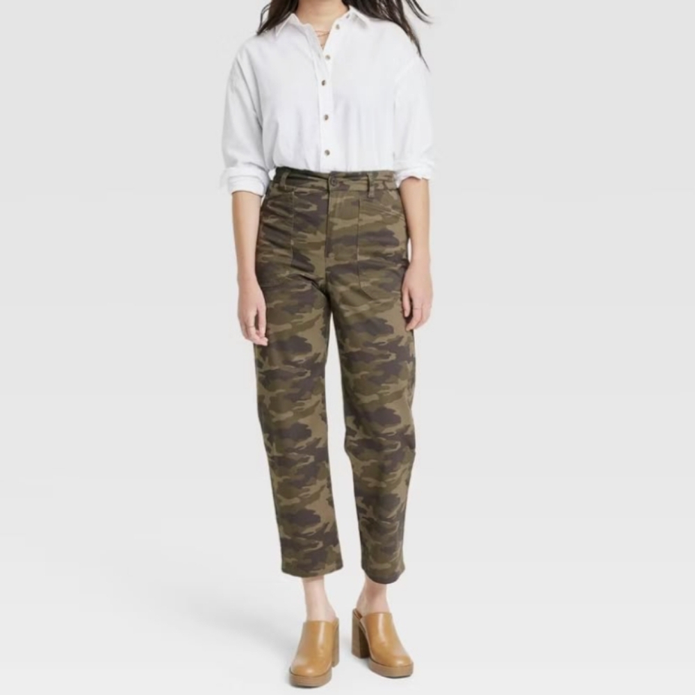 Universal Thread High Rise Barrel Leg Cropped Camo Pants Size 10